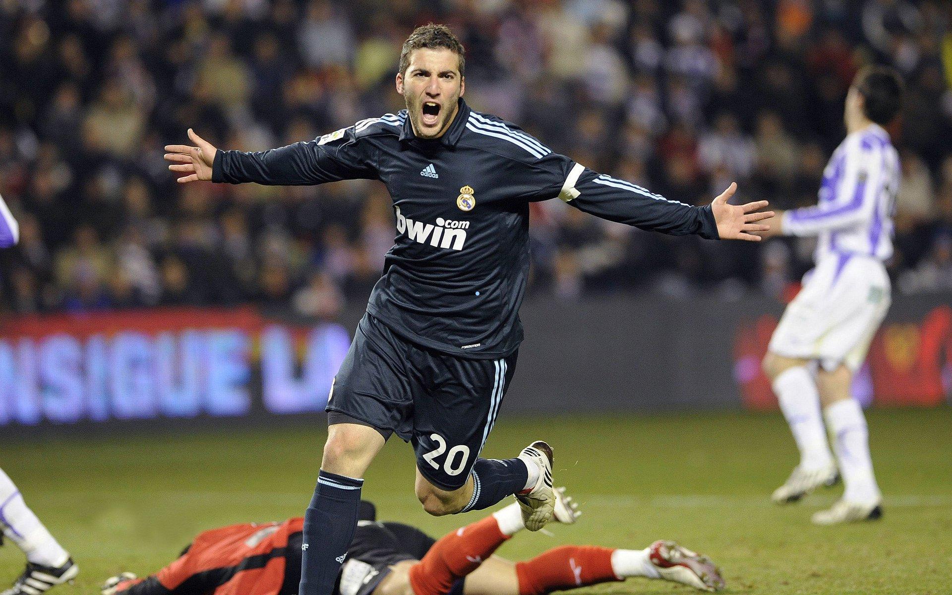 弗洛伦蒂诺颜面受挫？解雇阿隆索仅两日皇马遭遇五年最惨失利，四十二岁新帅场边茫然插兜引热议